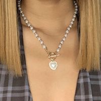 Einfacher Stil Runden Legierung Harz Perlen Frau Halskette Mit Anhänger main image 2