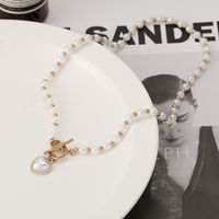 Einfacher Stil Runden Legierung Harz Perlen Frau Halskette Mit Anhänger main image 5