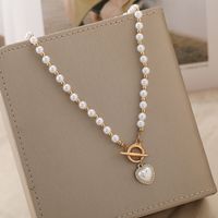 Einfacher Stil Runden Legierung Harz Perlen Frau Halskette Mit Anhänger main image 1