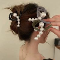 Lady Pearl Arylic Hair Claws main image 3