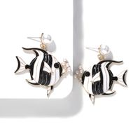 Marine Série Alliage De Baisse De Perle D'huile Poissons Boucles D'oreilles Mode Rue Tir Même Style Boucles D'oreilles Creative Boucles D'oreilles Accessoires Lot Mixte sku image 2