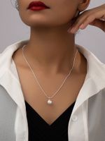 Élégant Style Simple Balle Alliage Incruster Perles Artificielles Plaqué Argent Femmes Pendentif main image 4