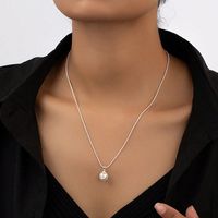 Elegant Einfacher Stil Ball Legierung Inlay Künstliche Perlen Versilbert Frau Halskette Mit Anhänger sku image 1