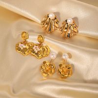 1 Pair Glam Classical Heart Shape Flower Plating Inlay Copper Freshwater Pearl 18k Gold Plated Ear Studs main image 3