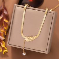 304 Stainless Steel 18K Gold Plated Elegant Streetwear Plating Inlay Leaf Plastic Pendant Necklace main image 1