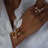 Einfacher Stil Irregulär Perle Titan Stahl Überzug Inlay Künstliche Perlen Ringe Armbänder main image 1