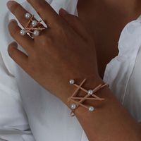 Einfacher Stil Irregulär Perle Titan Stahl Überzug Inlay Künstliche Perlen Ringe Armbänder main image 3