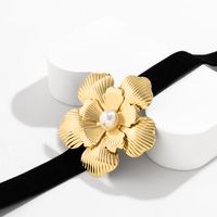 Wholesale Jewelry Simple Style Classic Style Flower Imitation Pearl Iron Fabric Irregular Three-dimensional Straps Choker main image 3