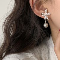 1 Pair Elegant Vintage Style Flower Imitation Pearl Alloy Drop Earrings main image 1