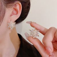 1 Par Glamour Lujoso Dulce Copo De Nieve Enchapado Tridimensional Embutido Aleación Diamante Artificial Chapado En Oro Pendientes main image 1