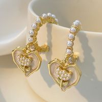 1 Paar Ig-stil Herzform Blume Überzug Inlay Legierung Künstliche Perlen 14 Karat Vergoldet Tropfenohrringe main image 5