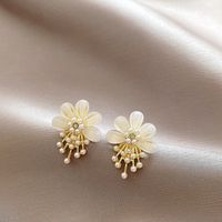 Mignon Fleur Alliage Placage Femmes Boucles D'oreilles 1 Paire main image 1