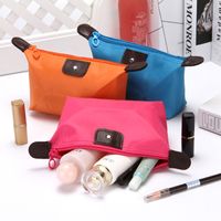 Femmes Moyen Toutes Les Saisons Nylon Couleur Unie De Base Forme De Boulette Fermeture Éclair Sac En Forme De Nuage Trousse De Maquillage main image 3