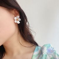 1 Pair Retro Lady Flower Imitation Pearl Alloy Ear Studs main image 3