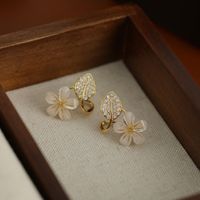 1 Pair Simple Style Leaves Flower Inlay Alloy Rhinestones Gold Plated Drop Earrings main image 5