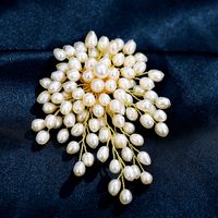 Korean Style Flower Pearl Copper Women's Brooches main image 5