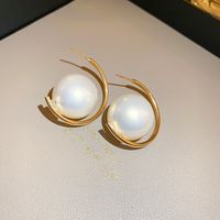 1 Paar Luxuriös Einfacher Stil Runden Überzug Inlay Legierung Künstliche Perlen 18 Karat Vergoldet Ohrstecker main image 4