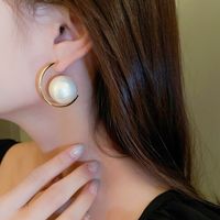 1 Pair Luxurious Simple Style Round Plating Inlay Alloy Artificial Pearls 18k Gold Plated Ear Studs main image 3