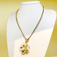 304 Stainless Steel 14K Gold Plated Classical Vintage Style Sweet Plating Flower Pearl Shell Pendant Necklace main image 1