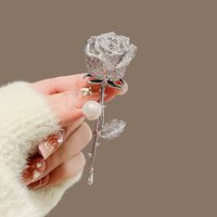 Elegante Flor Aleación Embutido Perlas Artificiales Diamantes De Imitación Mujeres Broches sku image 1