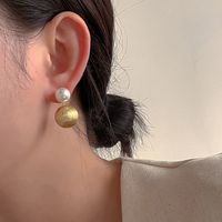 1 Paire Rétro Style Simple Balle Perle D'imitation Alliage Des Boucles D'oreilles main image 4