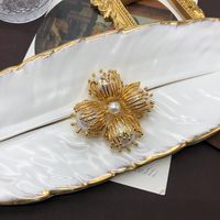 Retro Flower Alloy Inlay Pearl Women's Brooches main image 2