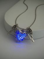 Classic Style Heart Shape Wings Copper Luminous Plating Inlay Resin Silver Plated Pendant Necklace main image 3