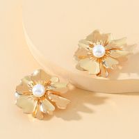 1 Pair Simple Style Flower Inlay Metal Pearl Ear Studs main image 3