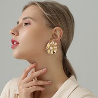 1 Pair Simple Style Flower Inlay Metal Pearl Ear Studs main image 6