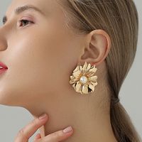 1 Pair Simple Style Flower Inlay Metal Pearl Ear Studs main image 1