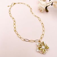 304 Stainless Steel Gold Plated Elegant French Style Plating Inlay Flower Artificial Pearls Shell Pendant Necklace main image 1