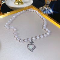 Élégant Style Simple Forme De Cœur Alliage Perlé Incruster Perles Artificielles Femmes Collier main image 4