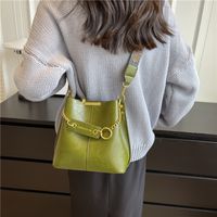 Femmes Toutes Les Saisons Faux Cuir Couleur Unie Élégant Fil À Coudre Seau Fermeture Éclair Sac Seau main image 4