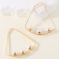 1 Pair Simple Style Solid Color Inlay Iron Pearl Ear Studs main image 1