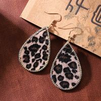 1 Pair Elegant Classic Style Streetwear Leopard Plating Inlay Pu Leather Rhinestones Drop Earrings main image 2