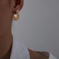 1 Pair Elegant Luxurious Baroque Style C Shape Plating Inlay Titanium Steel Artificial Pearls Zircon 18k Gold Plated Ear Studs main image 3