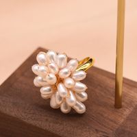 Retro Flower Freshwater Pearl Copper Plating Inlay Pearl 18k Gold Plated Rings sku image 1