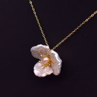 Retro Blume Kupfer Überzug Inlay Perle 18 Karat Vergoldet Halskette main image 3