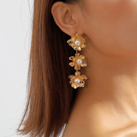 1 Pair Elegant Modern Style Simple Style Flower Imitation Pearl Iron Drop Earrings main image 6