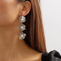 1 Pair Elegant Modern Style Simple Style Flower Imitation Pearl Iron Drop Earrings main image 5