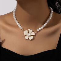 Einfacher Stil Klassischer Stil Blume Perlen Legierung Perlen Überzug 14 Karat Vergoldet Frau Halskette Mit Anhänger main image 3