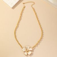 Einfacher Stil Klassischer Stil Blume Perlen Legierung Perlen Überzug 14 Karat Vergoldet Frau Halskette Mit Anhänger main image 5