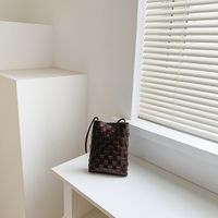 Unisex Pu Leather Solid Color Elegant Vintage Style Weave Square Magnetic Buckle Shoulder Bag sku image 2