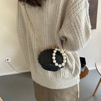 Women's Small Pu Leather Solid Color Streetwear Pearls Shell Lock Clasp Handbag Crossbody Bag main image 2