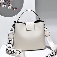 Women's Medium All Seasons Pu Leather Solid Color Streetwear Bucket Zipper Shoulder Bag main image 2