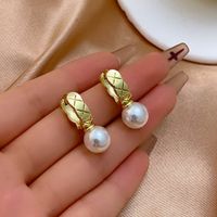 1 Pair Elegant Luxurious Shiny Lingge Plating Inlay Copper Artificial Pearls Earrings main image 5