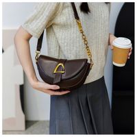 Women's Small All Seasons Pu Leather Solid Color Classic Style Oval Magnetic Buckle Saddle Bag main image 4