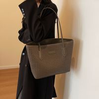 Women's Medium All Seasons Pu Leather Solid Color Basic Square Zipper Shoulder Bag Tote Bag main image 4