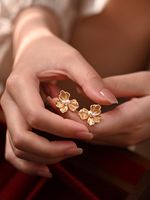 1 Paar Retro Blume Überzug Kupfer Künstliche Perlen Zirkon Vergoldet Ohrstecker main image 3
