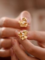 1 Paar Retro Blume Überzug Kupfer Künstliche Perlen Zirkon Vergoldet Ohrstecker main image 1